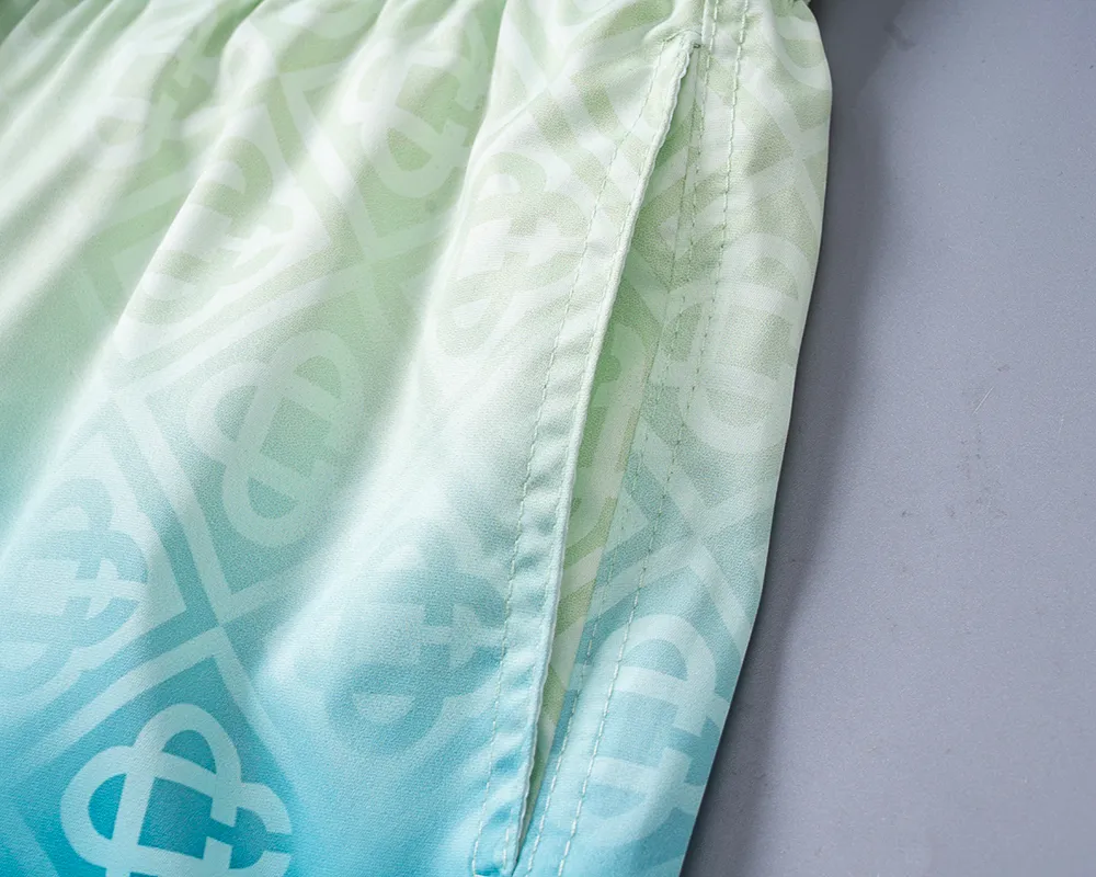 28138# 2026 Spring and Summer New Arrival Men's Short High Quality Swimming Beach Shorts. Official website synchronization. Original hardware. Rigorous workmanship. Side seams. Front and rear rails are double-line pressed. M-3XL. Gradual Color Change.
